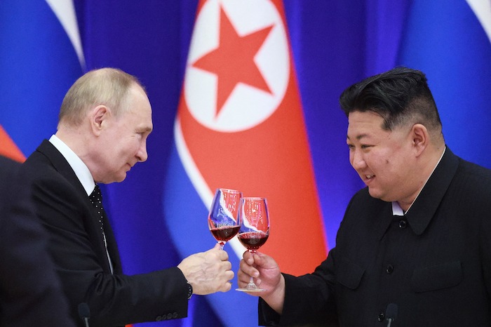 Putin and Kim toasting