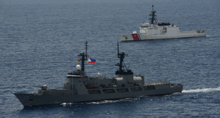 Philippines naval vessel with US vessel 